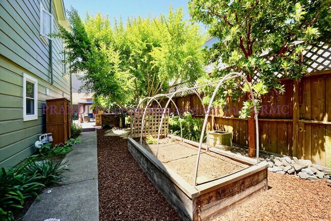 Building Photo - Available now!  3 Bedroom Gerstle Park home