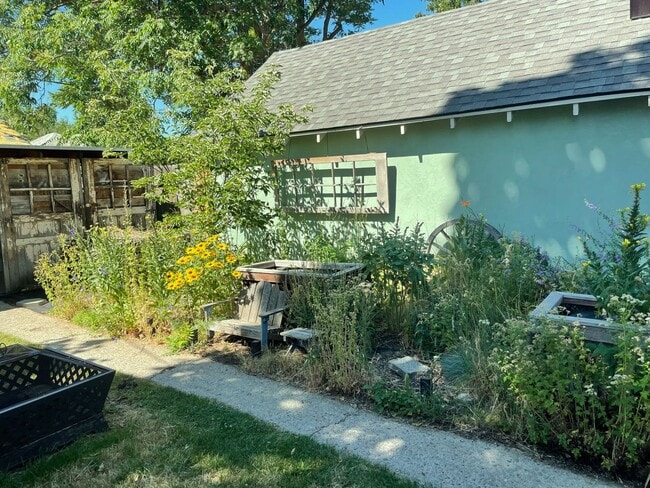 Building Photo - 2411 W Woodlawn Ave