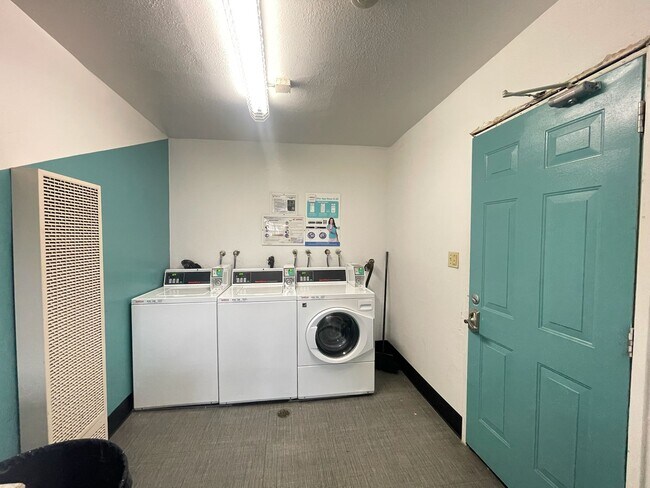 Building Photo - Upstairs Vallejo 1-Bedroom with Newer Carpet & On-Site Laundry