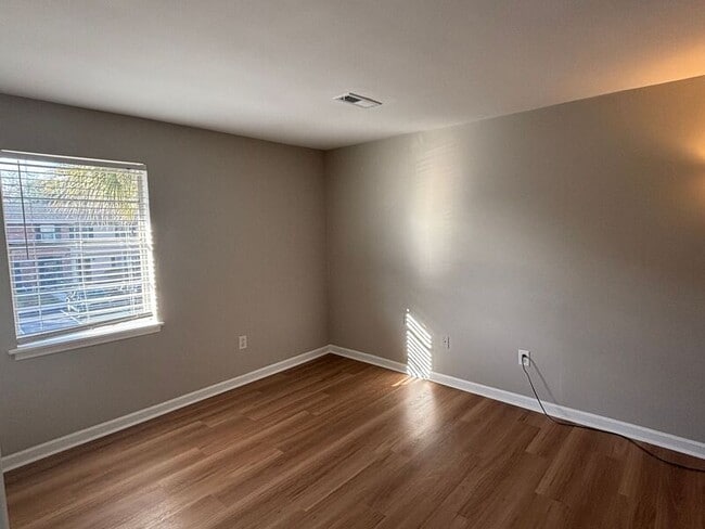 Building Photo - 415 Parkdale Dr