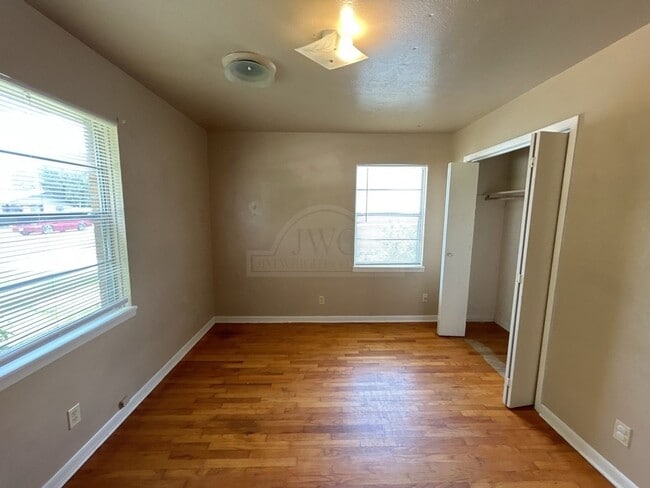 Building Photo - 1315 Jefferies, Killeen