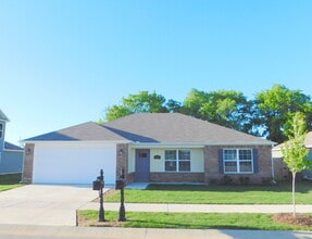 Building Photo - Charming Three Bedroom Home in Fayetteville

To schedule your own showing: 479-341-6744. Apply at...