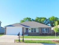 Building Photo - Charming Three Bedroom Home in Fayetteville