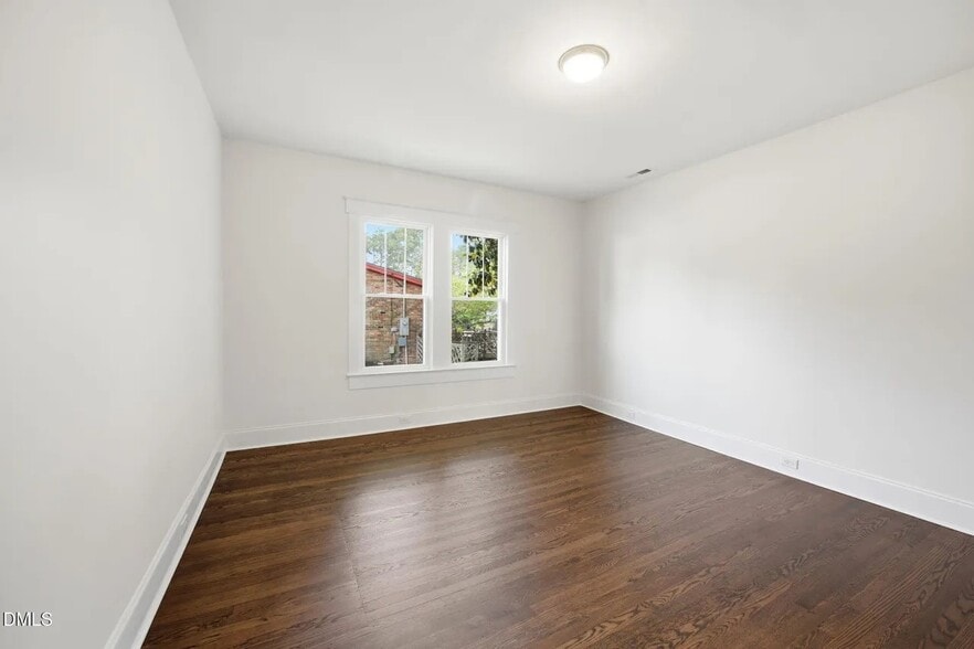 Building Photo - 611 W Pearsall St
