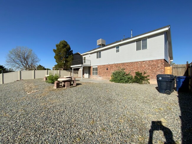 Building Photo - 4 Bedroom Home Available Near Unser Blvd N...