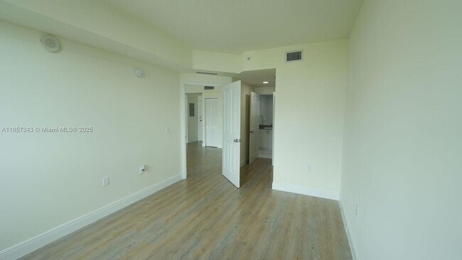 Building Photo - 987 SW 37th Ave