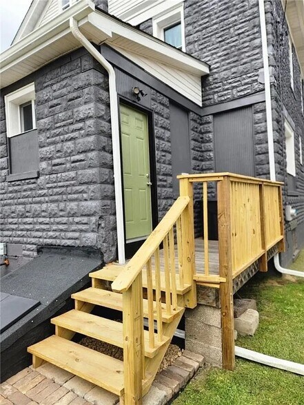 Building Photo - 637 Bell St