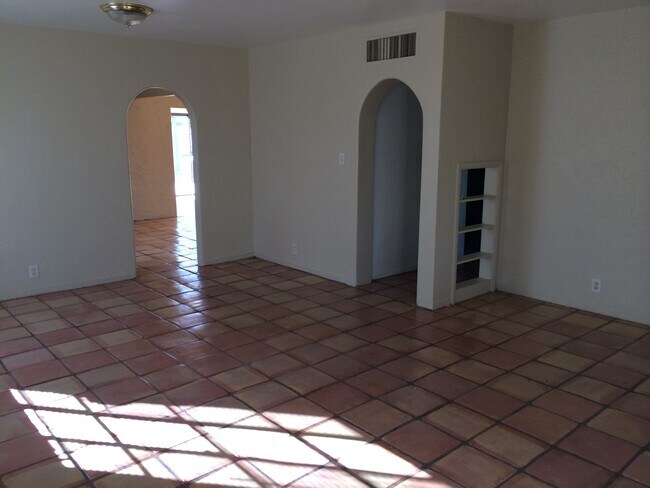 Building Photo - 1539 E Hudson Dr