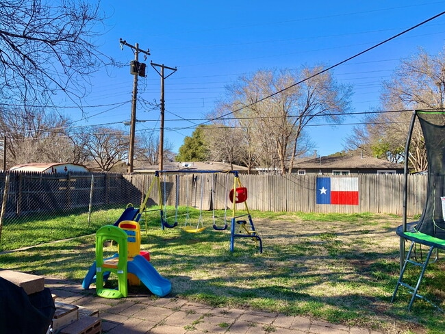 Building Photo - Cute Three Bedroom - Available for Summer/Fall 2026 Prelease!