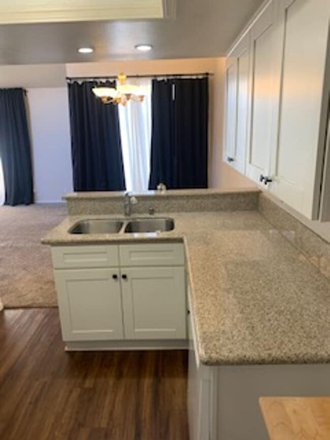 Building Photo - 2 Bedroom 1 Story Town Home