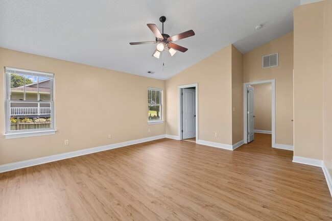 Building Photo - Delightful 3-Bedroom, 2-Bathroom with Fenc...