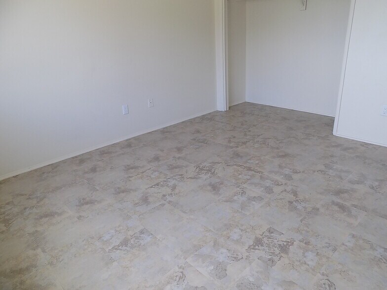 Bedroom 2 flooring and closet - 13429 Davenport St