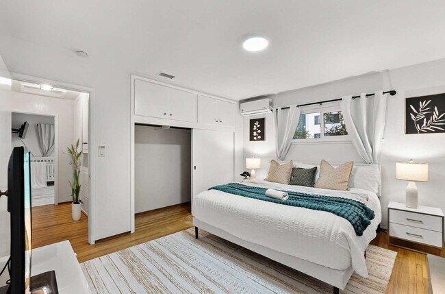 Building Photo - 4989 Randlett Dr