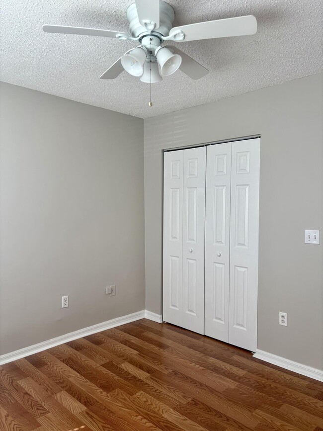 Building Photo - 900 Crestwood Ct S