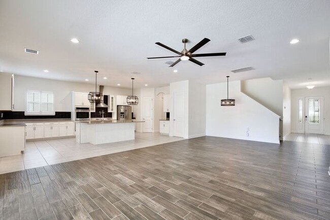 Building Photo - Elegant 5-Bedroom Pool Home for Rent in Sa...