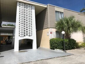 Building Photo - 1500 Crescent Cir