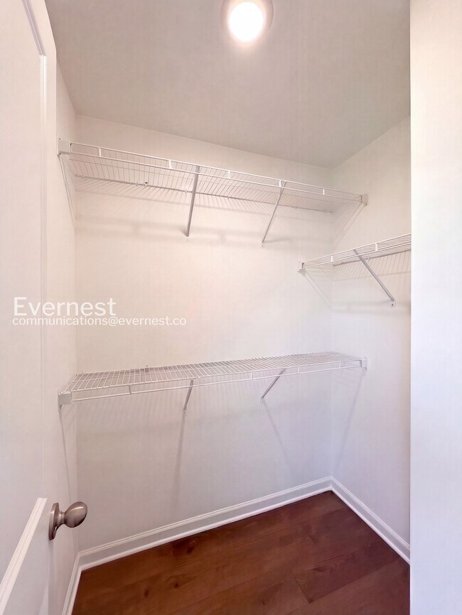 Building Photo - 215 Tara Ct