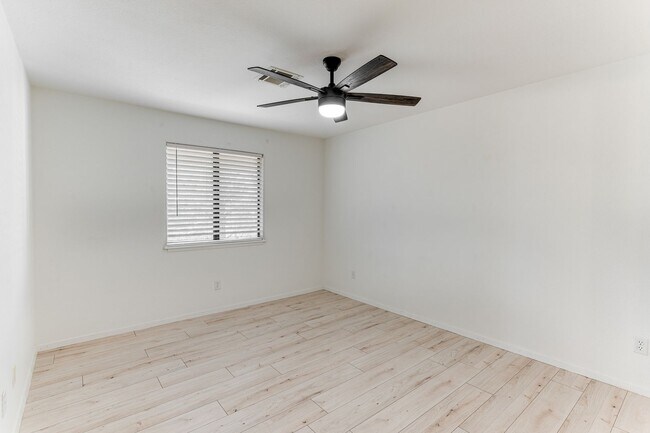 Building Photo - Stylish Remodeled 2-Bedroom Condo with Balcony * Move In Special  *