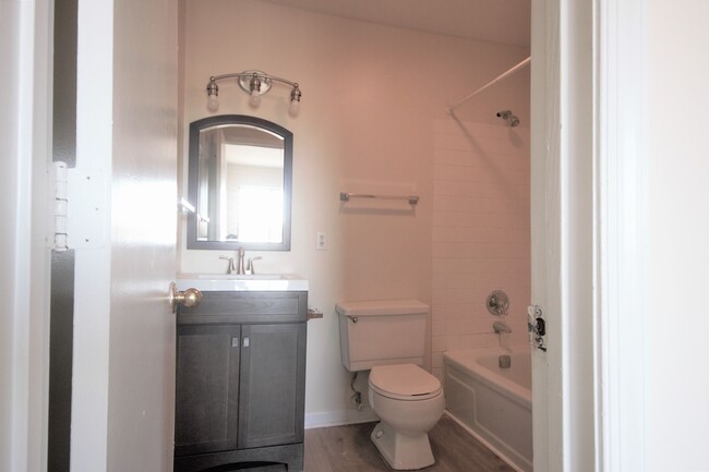 Ensuite Bathroom - 941 Southampton Dr