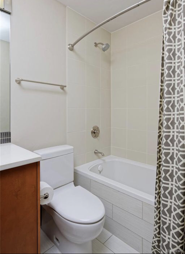 Second en suite bathroom with bathtub/showe - 3211 Shoshone St