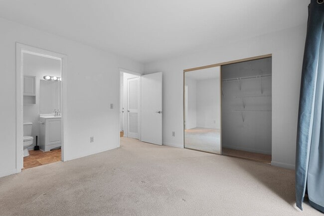 Building Photo - Condo in Chapel Hill - short term option!