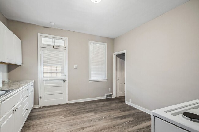 Building Photo - 122-124 Auriles St