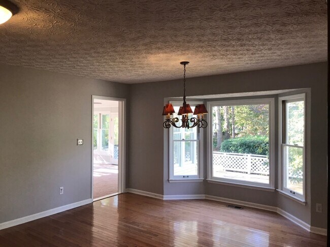 Building Photo - Great 4 Bedroom 2.5 Bath home in East Cobb...