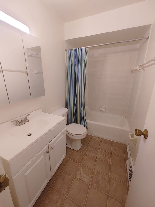 Building Photo - 2 Bed/1 Bath Townhouse