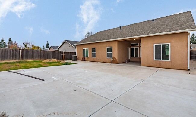 Building Photo - West Fresno Home for Rent