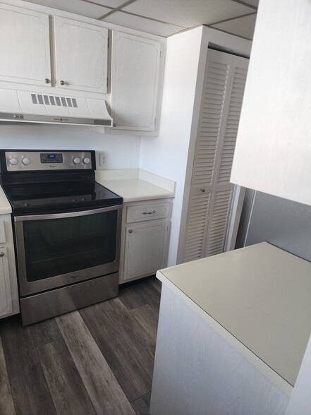 Building Photo - 1100 Ponce de Leon Cir