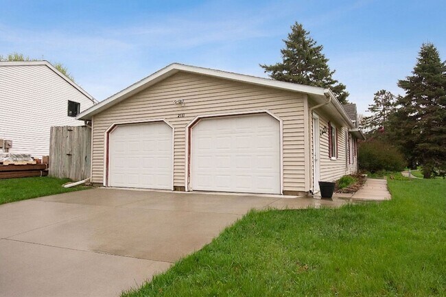 Building Photo - Ranch-style home with great fenced yard & patio!