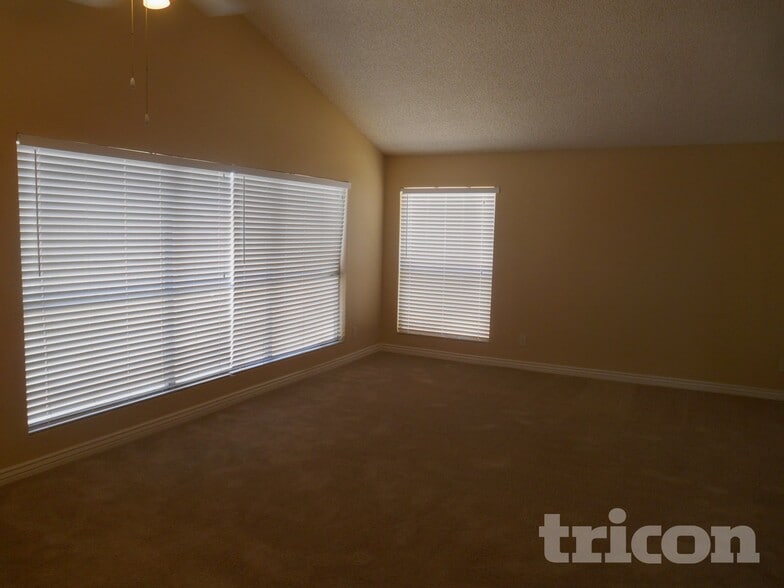 Building Photo - 1706 N Comanche Dr