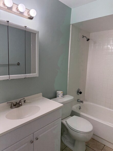 Building Photo - 467 Willow Tree Dr