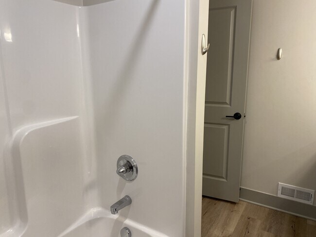 Building Photo - 336 Maple Ave