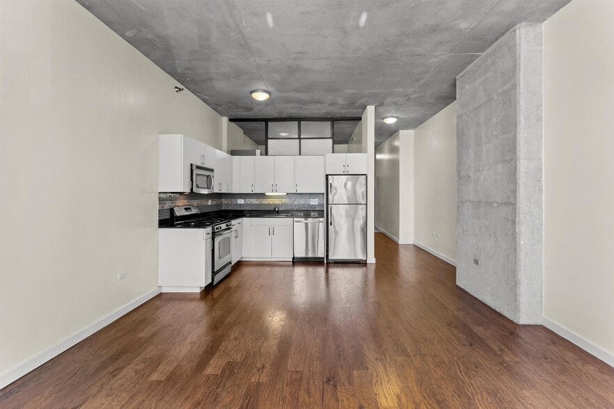 Building Photo - 235 W Van Buren St
