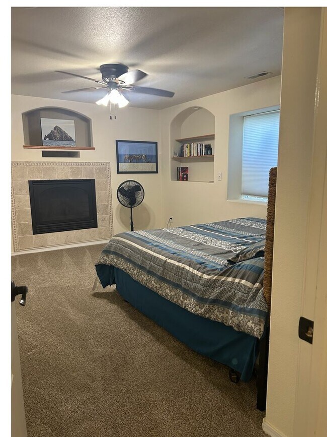 Building Photo - Stunning 2-Story 4 Bedroom Home With Finis...