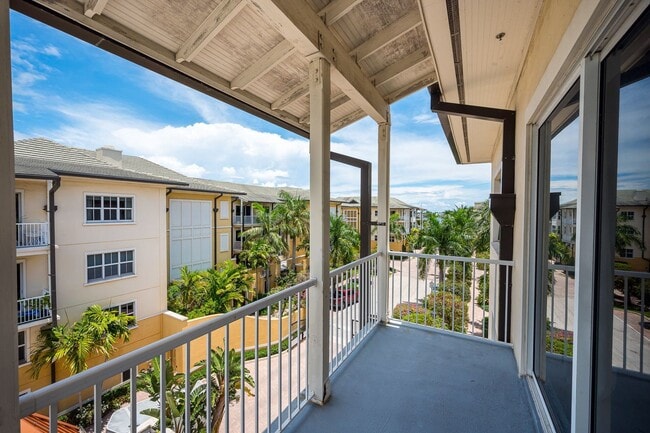 Building Photo - Top Floor Waterfront Condo - Renovated 1 B...