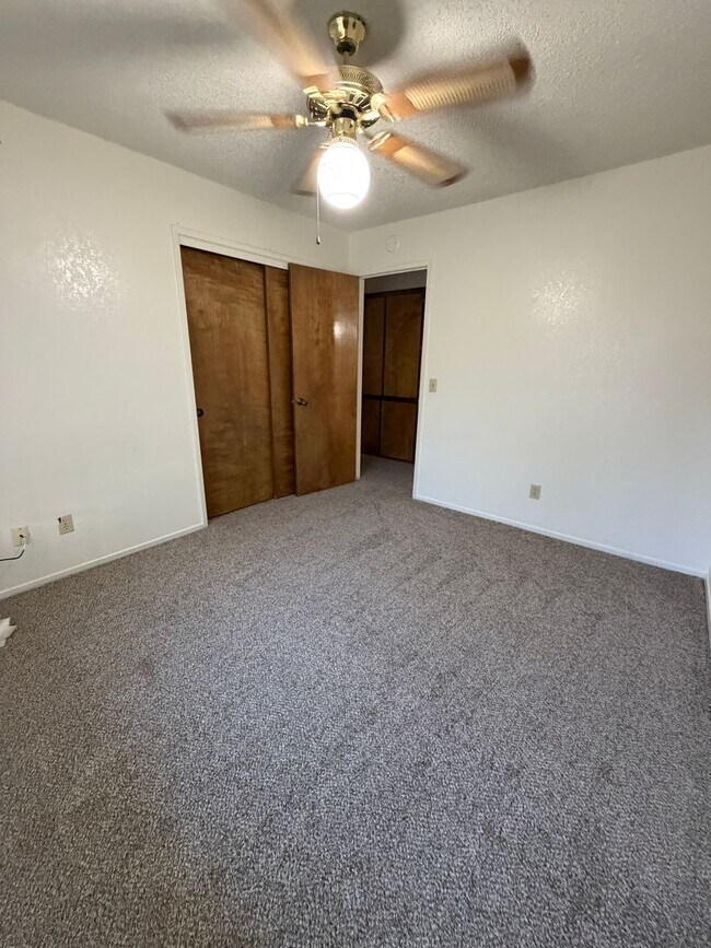 Building Photo - 1635 E Eastbrook Ave