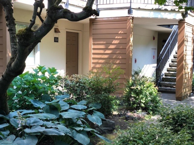 Primary Photo - 1535 SW Clay St #106 ~ Clay Street Commons...