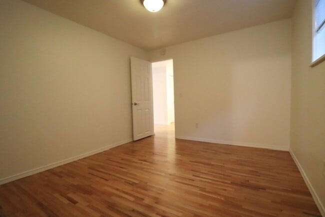 Building Photo - Ravenna Charmer!!’