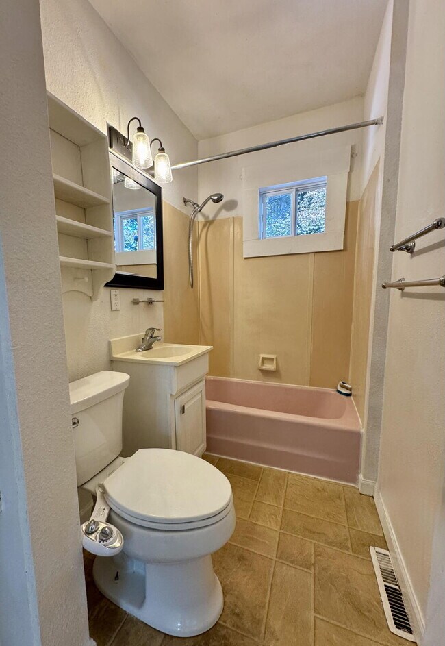 Building Photo - 2 Bedroom Home with Partially Finished Bas...