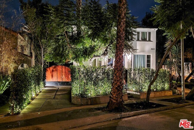 Building Photo - 8605 Rugby Dr