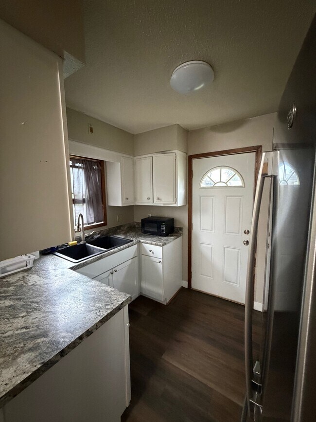 Building Photo - 1330 Delta Dr