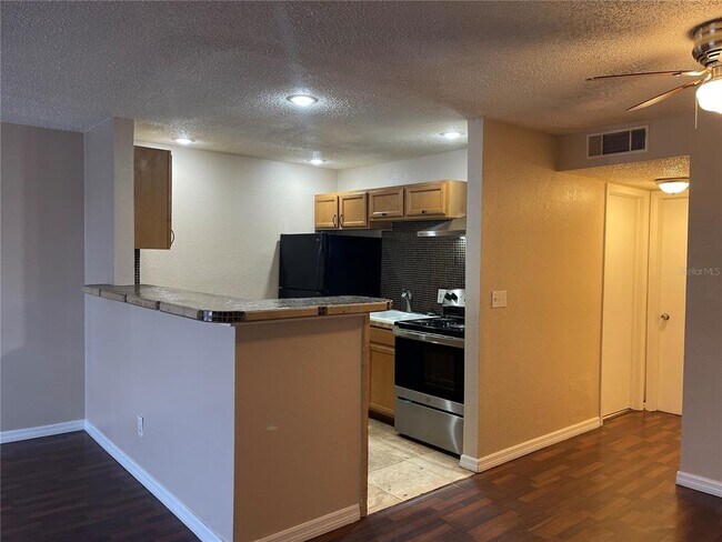Building Photo - 9105 W Hillsborough Ave