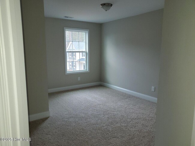 Building Photo - 560 Hampstead Pl