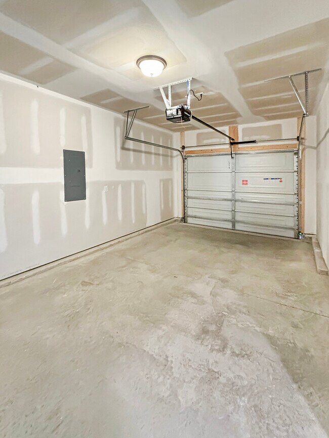 Building Photo - 3 Bed, 2 Bath Home with Garage / Pet-Friendly / Vouchers Accepted / Coming Soon!
