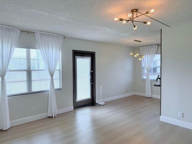 Building Photo - 402 Brighton J