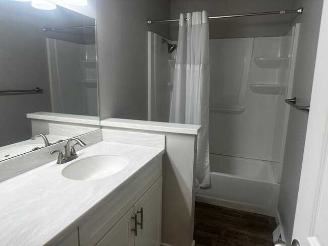 Building Photo - Stunning 3 bedroom AVAILABLE NOW!