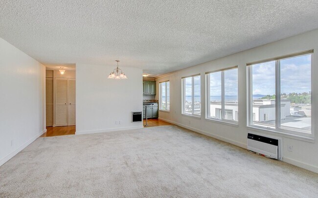 Building Photo - Spacious Queen Anne Condo with gorgeous views! Move in Special $700 off first month!