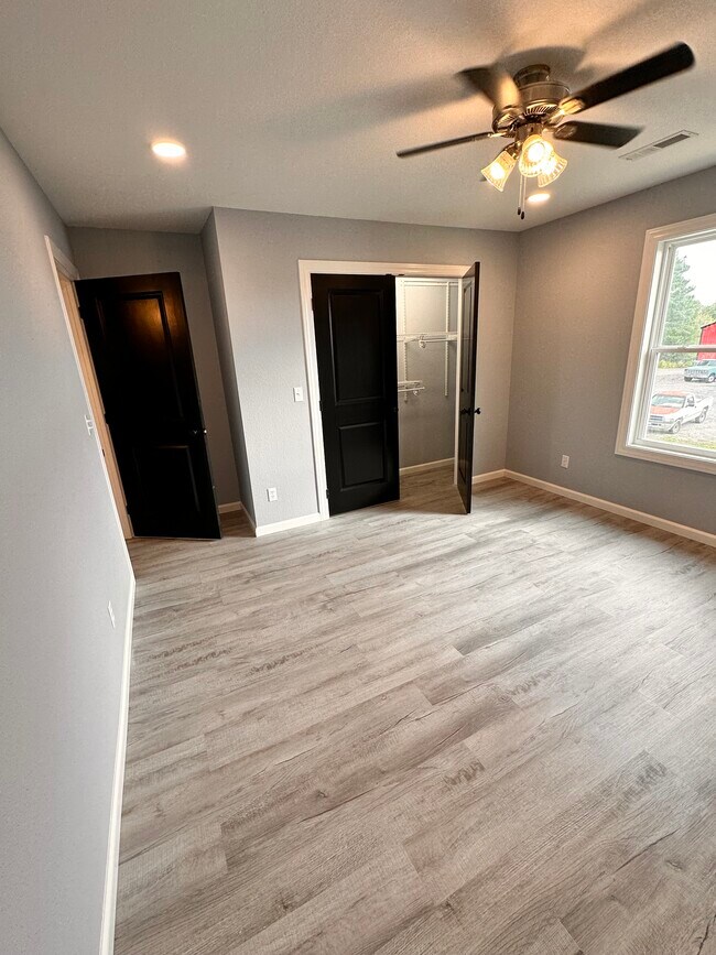 Building Photo - Brooks Street Quadplex - Fyffe